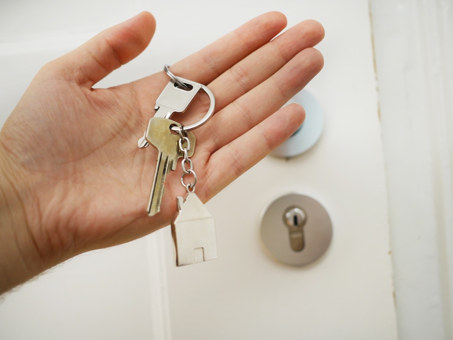 Person with keys buying in the winter